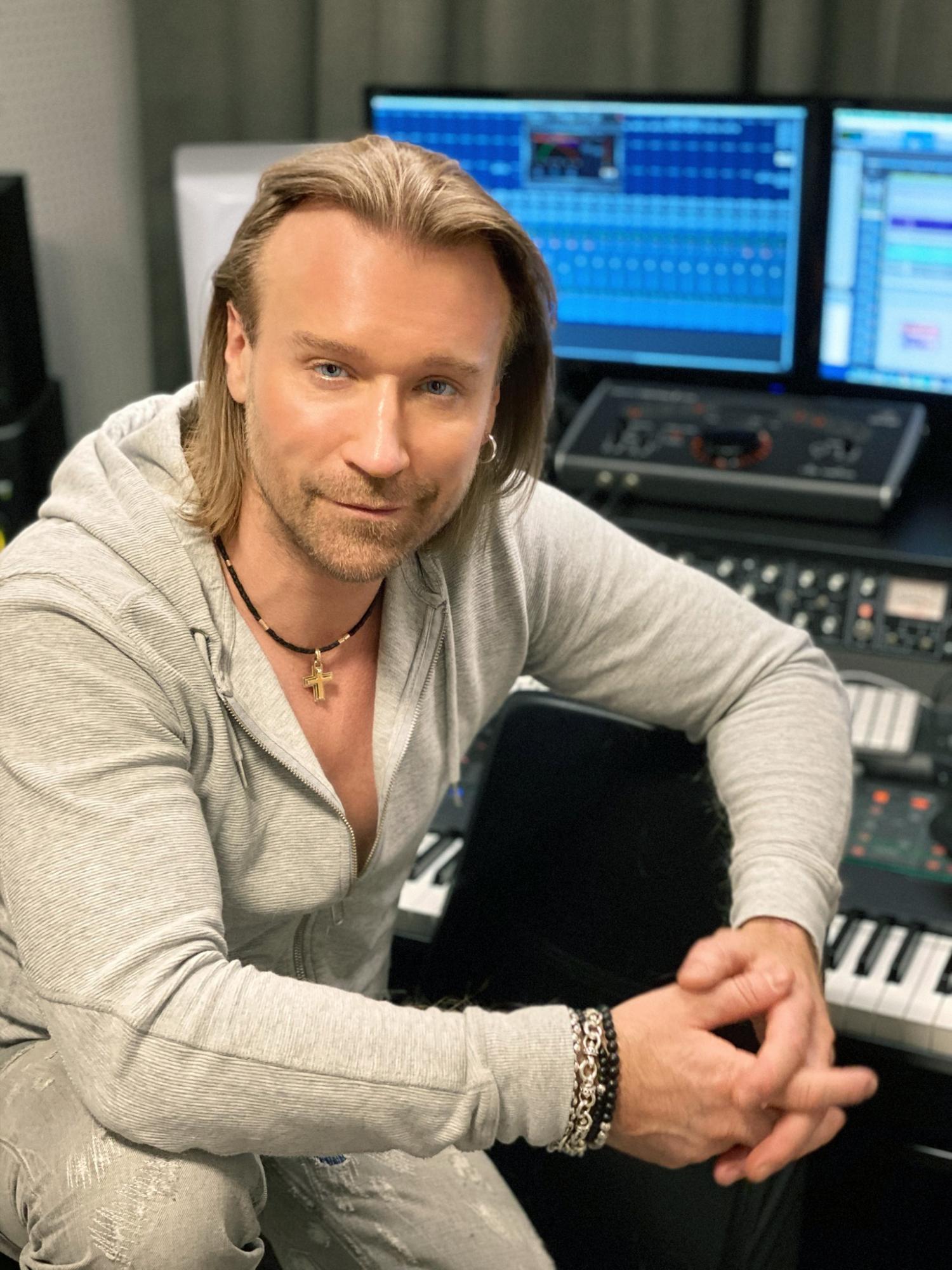 Олег Винник Олег Винник • Online Vr360 шоу до дня